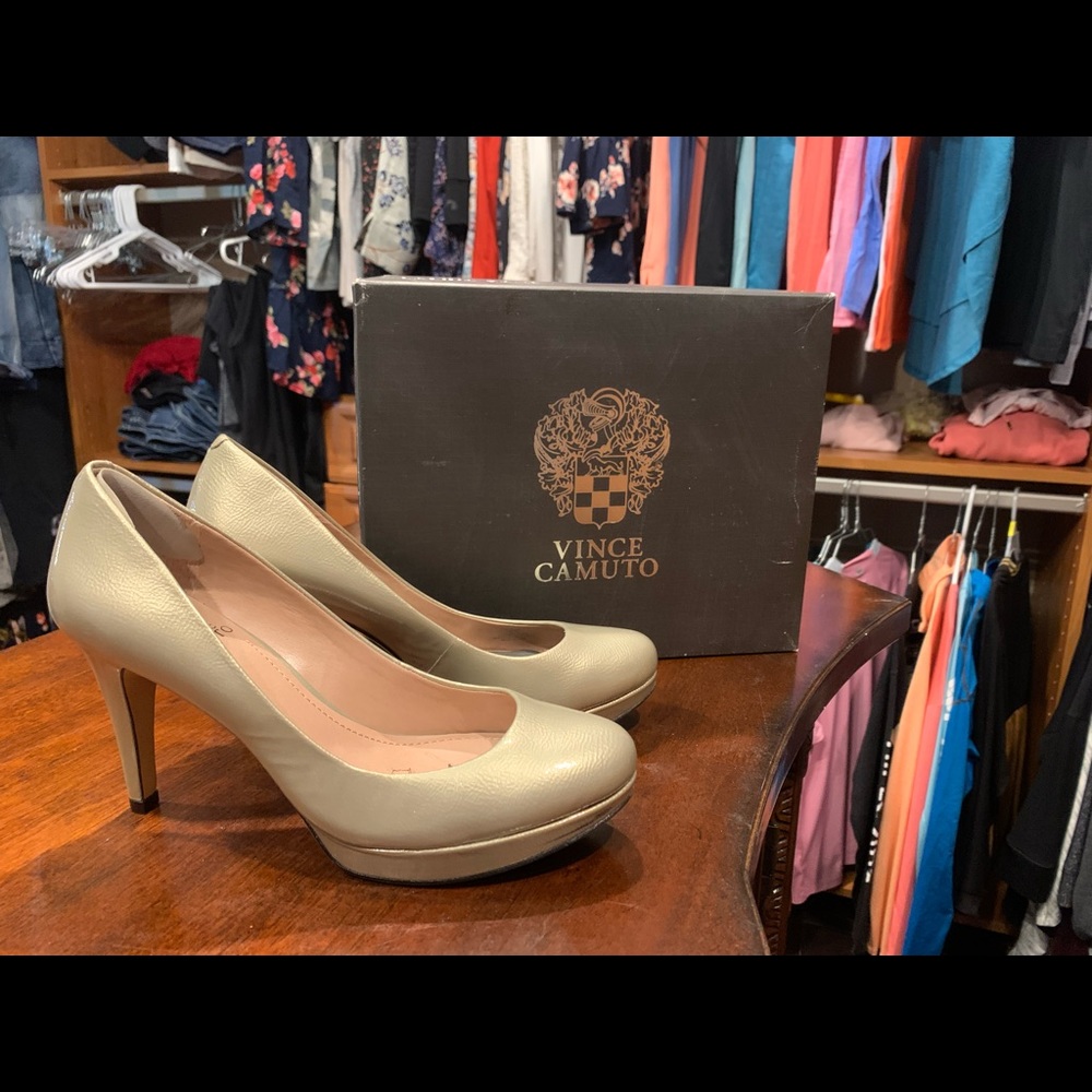 Vince Camuto iridescent  Pearl 7M